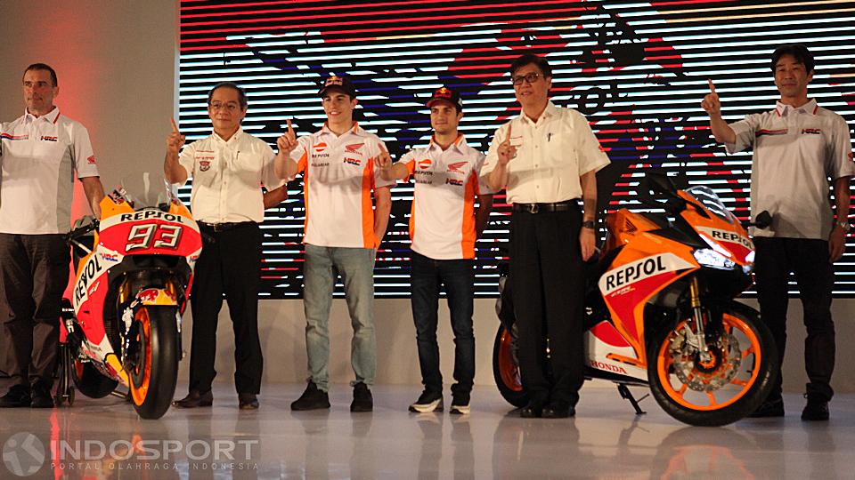 Dua pembalap MotoGP asal tim Repsol Honda, Marc Marquez dan Dani Pedrosa saat peluncuran motor RC213V di Arena JIExpo Kemayoran, Jakarta, Jumat (03/02/17).